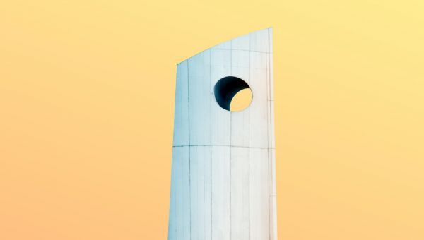 Moderne Architektur vor gelbem Himmel Moderne Architektur vor gelbem Himmel