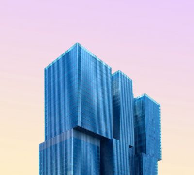 Moderne Architektur vor rosa Himmel