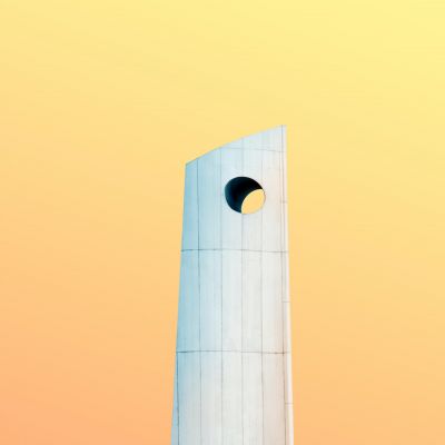 Wolkenkratzer vor gelbem Himmel